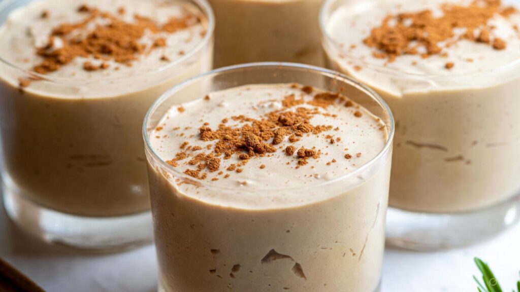 Mousse de arroz cremosa Mousse cremosa de arroz em taça gelada com polvilhada de canela