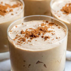 Mousse de arroz cremosa Mousse cremosa de arroz em taça gelada com polvilhada de canela